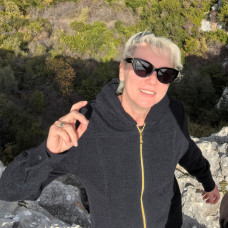 ЖЕНСКАЯ ШЕРСТЯНАЯ КОФТА С КАПЮШОНОМ НА МОЛНИИ ЖЕНСКАЯ ШЕРСТЯНАЯ КОФТА С КАПЮШОНОМ НА МОЛНИИ